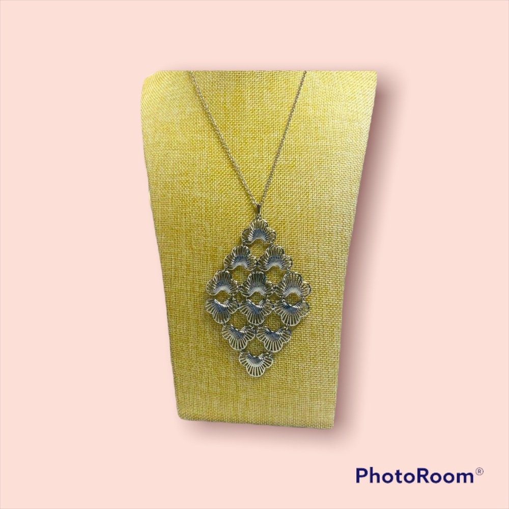VINTAGE SARAH COVENTRY LARGE SILVER TONE LOTUS FLOWER PENDANT NECKLACE 18"